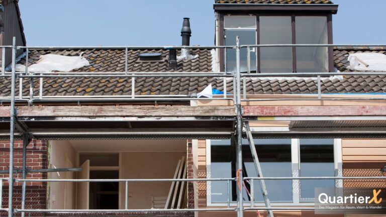 Sommer, Sonne, Sanierungslust: Warum die warme Jahreszeit ideale Bedingungen für Bauprojekte bietet - QuartierX informiert